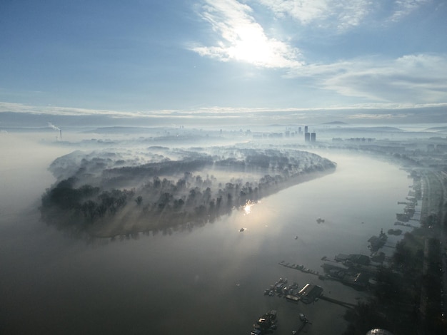 Lot dronem nad Dunajem w smogu i mgle rano Zemun i dzielnica Nowego Belgradu Belgrad Serbia Europa