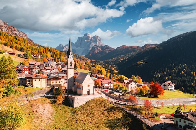 Lot Dronem Nad Kościołem San Lorenzo W Wiosce Selva Di Cadore Piękne Małe Miasto Jesienią Dolomity Dolomity Alpy Prowincja Belluno Włochy