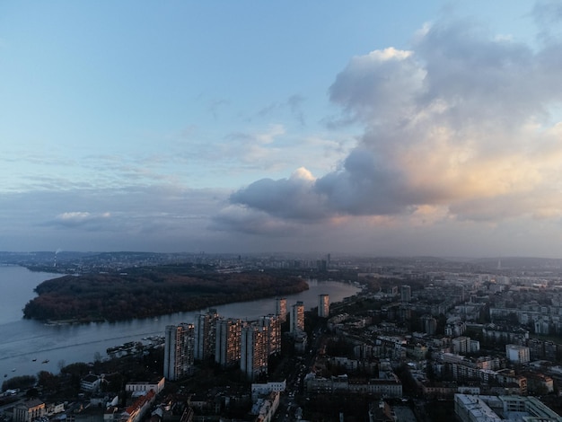 Lot dronem o zachodzie słońca nad dzielnicą Zemum Belgrad Serbia Europa