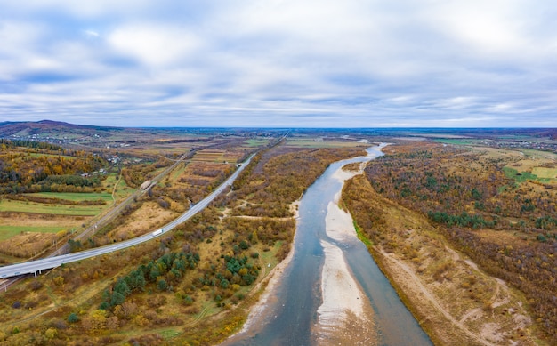 Lot nad górską rzeką jesienią