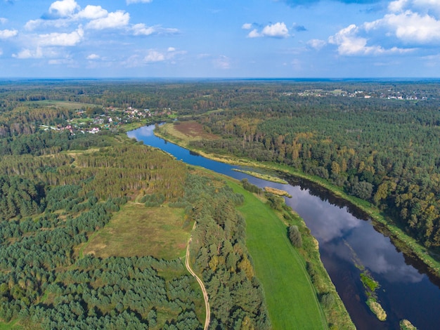 Zdjęcie lot nad rzeką w lesie z lotu ptaka widok z góry