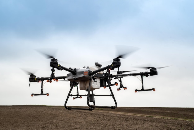 Lot próbny nowego drona rolniczego przed rozpoczęciem prac rolniczych na polach