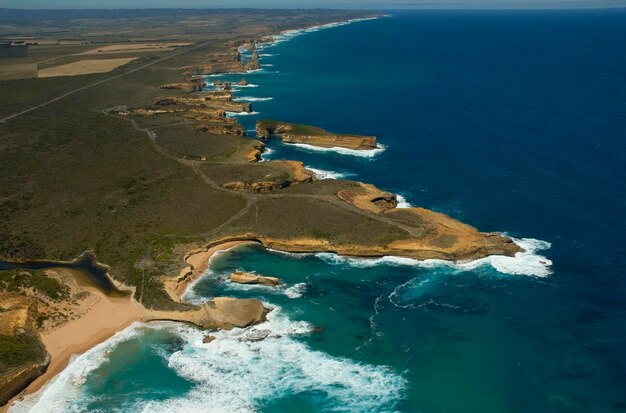 Lot śmigłowcem Great Ocean Road nad klifami i krajobrazem przybrzeżnym obok Dwunastu Apostołów