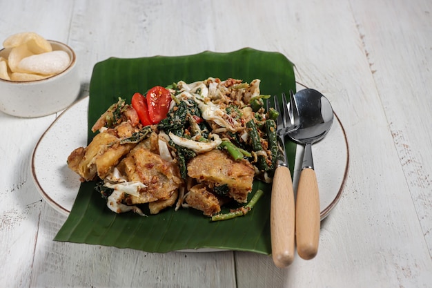 Lotek to tradycyjna indonezyjska sałatka składająca się z warzyw ze słodko-pikantnym sosem z orzeszków ziemnych