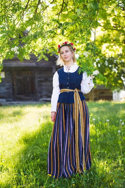 Zdjęcie Łotewska kobieta w tradycyjnym stroju ligo folk