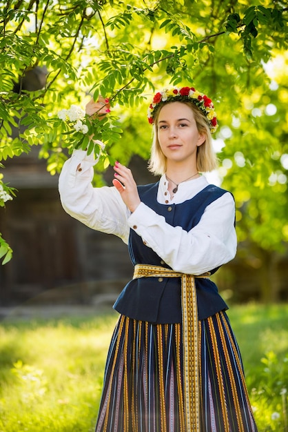 Łotewska kobieta w tradycyjnym stroju Ligo folk