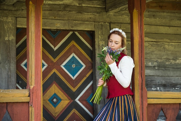 Łotewska kobieta w tradycyjnym stroju ligo folk