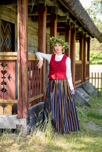 Zdjęcie Łotewska kobieta w tradycyjnym stroju ligo folk