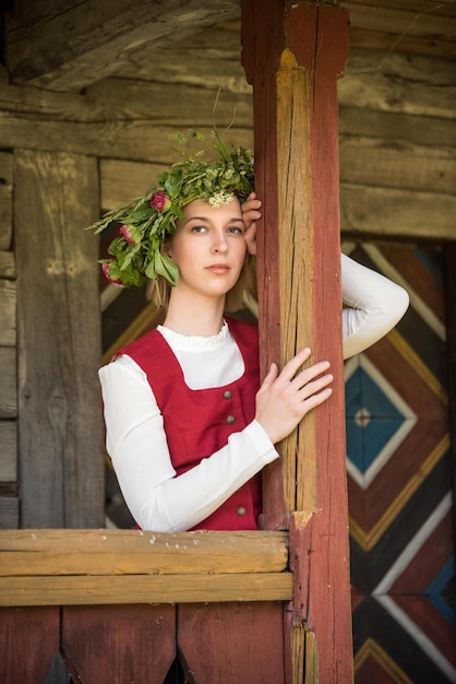 Łotewska kobieta w tradycyjnym stroju ligo folk