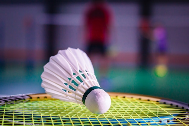 Zdjęcie lotki i rakieta do badmintona.
