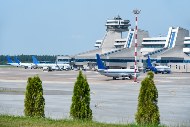 Zdjęcie lotnisko międzynarodowe, wejście na pokład pasażerów, samoloty pasażerskie.