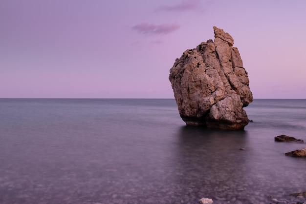 Love beach Skała Afrodyty Miejsce urodzenia Afrodyty w pobliżu wyspy Paphos City na Cyprze o zachodzie słońca