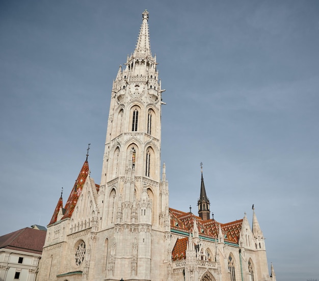 Lowangle widok kościoła Macieja, który znajduje się w Budapeszcie na Węgrzech