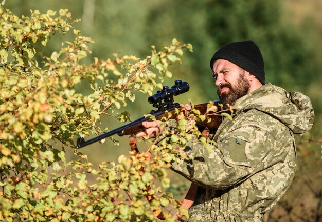 Zdjęcie Łowca brodatego człowieka uniforma wojskowa moda siły wojskowe kamuflaż umiejętności polowań i sprzęt zbrojny jak zamienić polowanie w hobby łowca człowieka z karabinem obóz szkoleniowy służba wojskowa