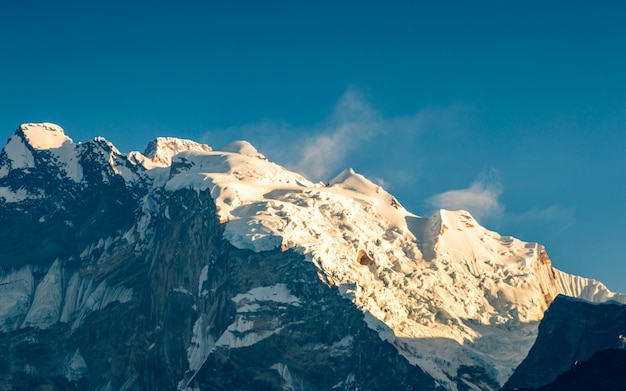 lśniąca góra Annapurna z Poonhill, Nepal.