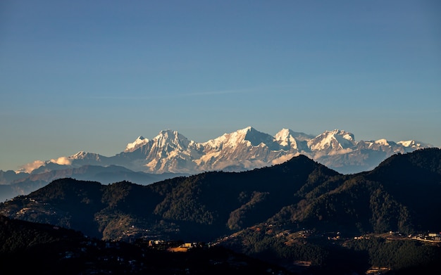 Lśniący widok na górę Ganesh z Katmandu