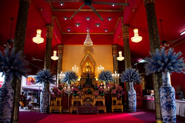 Luang Phor Niam buddyjski święty święty arhat lub buddyzm szlachetny mnich arahant i bóstwo anioł budda dla tajskich ludzi szanują modląc się błogosławieństwo w świątyni Wat Bot 6 listopada 2023 w Pathum Thani w Tajlandii