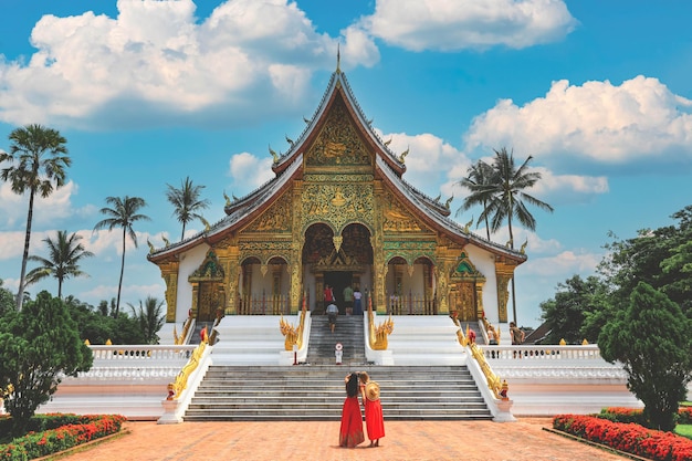 Luang Prabang Laos 17 sierpnia 2018 Turyści odwiedzają Muzeum Narodowe w Pałacu Królewskim w Luang Prabang z błękitnym niebem