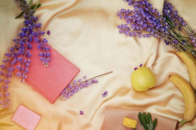 Łubin fioletowe kwiaty notatnik dekoracje jabłko na złotym tle Koncepcja letniego pikniku