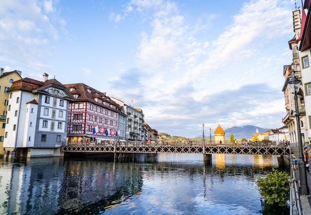 Lucerna, Szwajcaria - 28 sierpnia 2018: Widok miasta Lucerna, rzeki Reuss ze starym budynku, Lucerna, Szwajcaria.