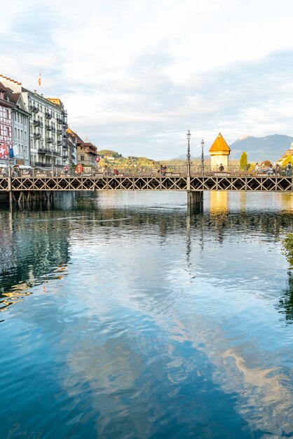 Lucerna, Szwajcaria - 28 Sierpnia 2018: Widok Miasta Lucerna, Rzeki Reuss Ze Starym Budynku, Lucerna, Szwajcaria.