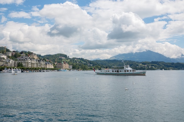 Lucerna, Szwajcaria - 3 lipca 2017: Widok na jezioro, góry i miasto Lucerna, Szwajcaria, Europa. Letni krajobraz, słoneczna pogoda, dramatyczne błękitne niebo i słoneczny dzień
