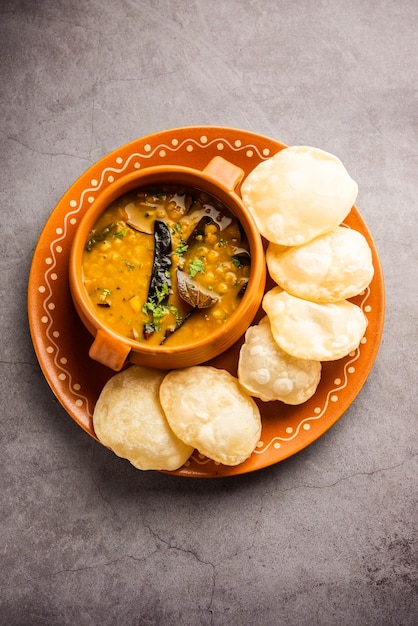 Luchi Cholar Dal lub smażony chleb z mąki podawany wraz z curry Chana lub Bengal gram