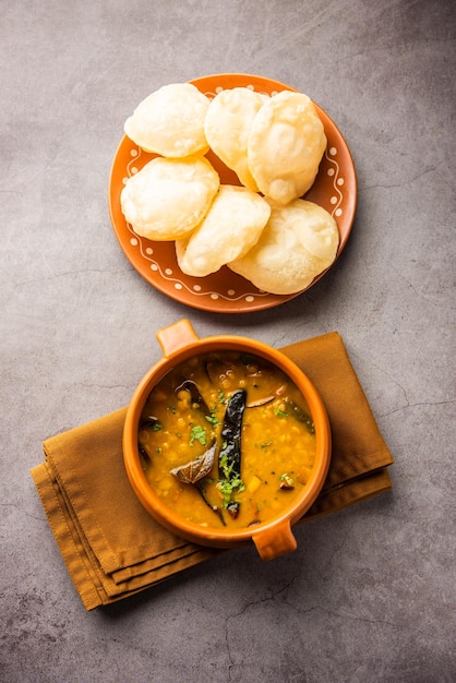 Luchi Cholar Dal lub smażony chleb z mąki podawany z curry Chana lub bengalskim gram
