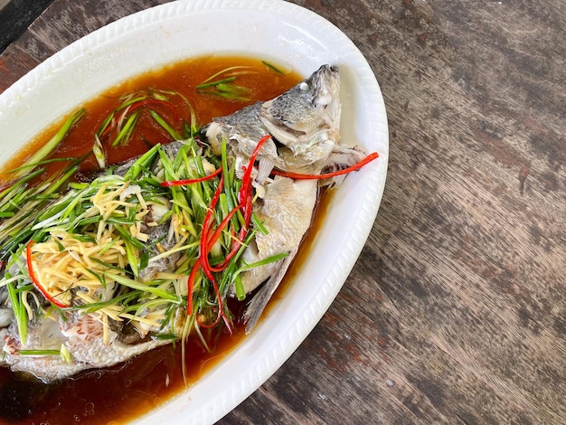 Lucjan jest gotowany na parze z sosem sojowym Podawaj na białym daniu Tajskie jedzenie Styl Menu rybne