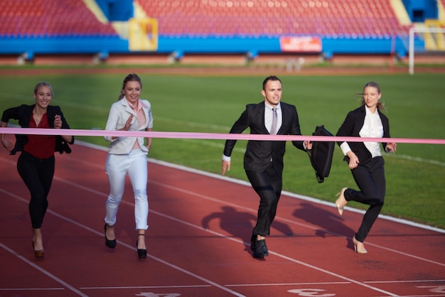 Ludzie Biznesu Biegający Razem Na Lekkoatletycznym Torze Wyścigowym