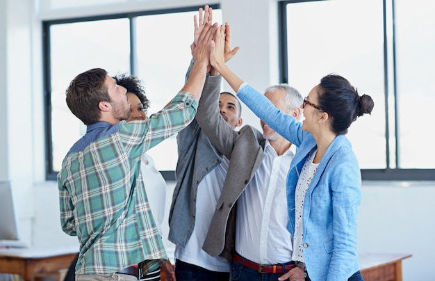 Ludzie biznesu i high five w biurze dla pracy zespołowej świętowanie grupy i pracowników razem Sukces gestem ręki i profesjonalną współpracą dla osiągnięcia spotkania i celu docelowego