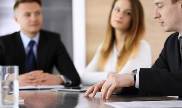 Zdjęcie ludzie biznesu lub prawnicy omawiający kwestie umowy na spotkaniu w zbliżeniu nowoczesnego biura