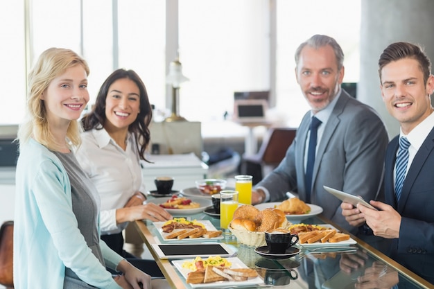 Ludzie biznesu ma posiłek w restauraci