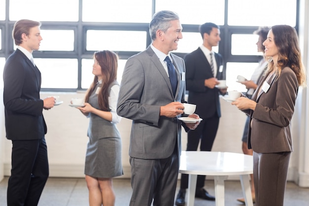 ludzie biznesu o herbatę i interakcji podczas breaktime w biurze