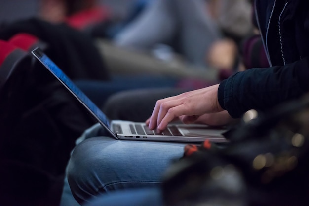 Ludzie Biznesu Ręce Piszące Na Klawiaturze Laptopa Podczas Seminarium W Sali Konferencyjnej