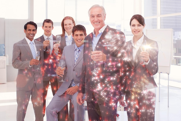 Zdjęcie ludzie biznesu wznosi toast z szampanem przeciwko kolorowym fajerwerkom wybuchającym na czarnym tle