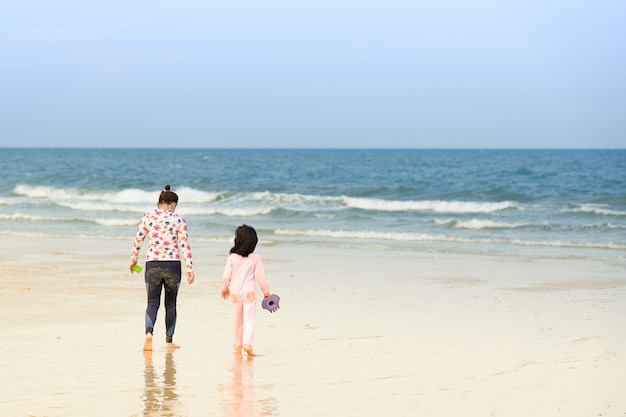 Ludzie Chodzą Na Plaży W Pobliżu Morza