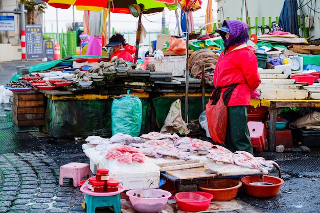 Ludzie chodzą na targ rybny Jagalchi w Busan w Korei.