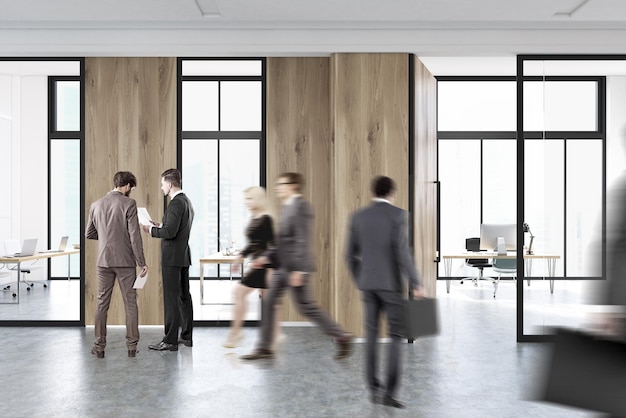 Ludzie chodzą po nowoczesnym wnętrzu lobby biurowego z salą konferencyjną ze szklanymi ścianami. Są tam drewniane drzwi i fragment ściany. renderowania 3D