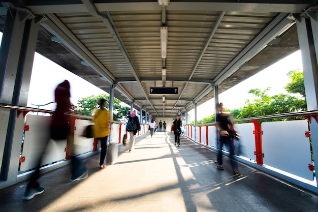 Ludzie chodzący po skywalk. niewyraźne biznesmenów chodzących na chodniku