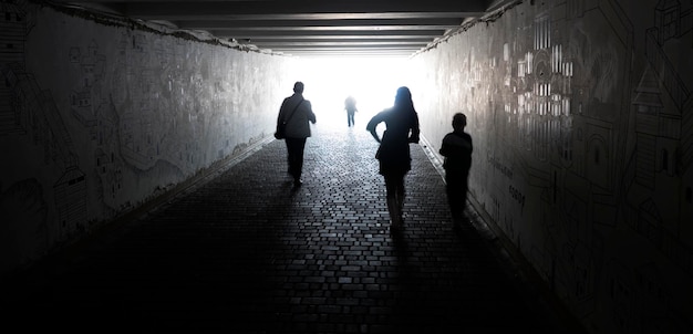 Zdjęcie ludzie chodzący po tunelu.
