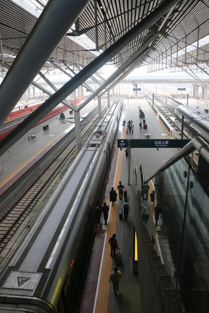 Zdjęcie ludzie chodzący w metrze.