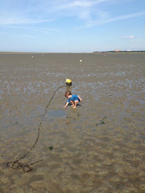 Ludzie cieszą się na plaży