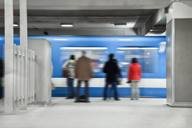 Ludzie czekają na metro, aby zatrzymać szybki ruch