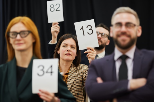 Zdjęcie ludzie głosujący na konferencji