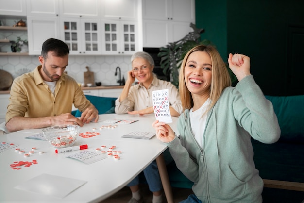 Ludzie grają razem w bingo