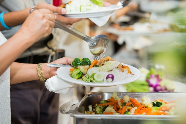 Ludzie Grupa Catering Bufet Jedzenie Kryty W Luksusowej Restauracji Z Mięsa Kolorowe Owoce I Vegetabl