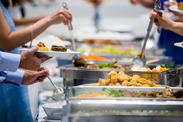 Ludzie Grupa Catering Bufet Jedzenie Kryty W Luksusowej Restauracji Z Mięsa Kolorowe Owoce I Vegetabl