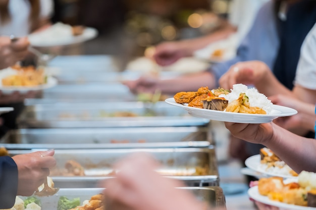 Ludzie Grupa Catering Bufet Jedzenie Kryty W Luksusowej Restauracji Z Mięsa Kolorowe Owoce I Vegetabl