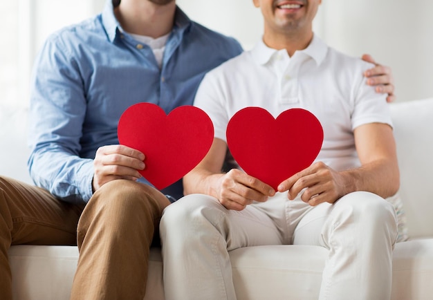 Ludzie, Homoseksualizm, Małżeństwa Osób Tej Samej Płci, Walentynki I Koncepcja Miłości - Zbliżenie Szczęśliwej Pary Gejów Z Czerwonymi Sercami W Domu